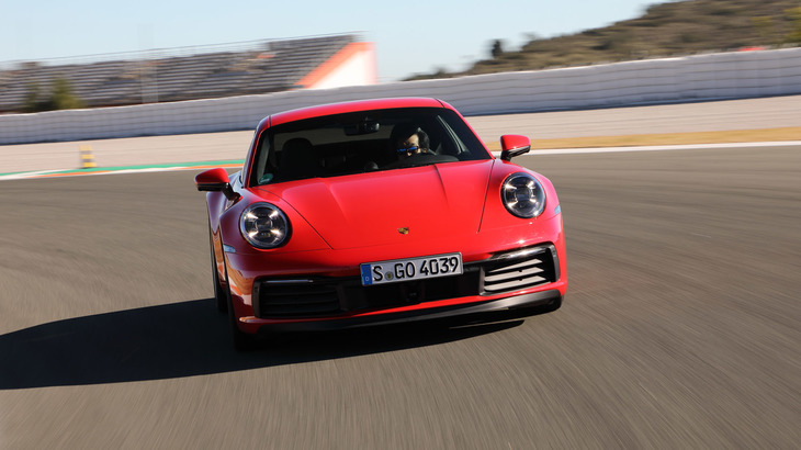 「カレラS」「カレラ4S」とも先代モデルのものをブラッシュアップした3リッター水平対向6気筒ターボエンジンを搭載。いずれも最高出力450psと最大トルク530Nmを発生する。