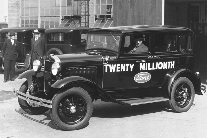 「フォード・モデルA」
	1903年に設立されたフォード・モーター・カンパニーは、大衆のための自動車の提供を目指していた。開発したモデルにAから順番に名を付け、1908年の「モデルT」でその目的を達成する。同車のみを20年にわたり生産した後、フォードは工場をストップさせて後継モデルの開発に専念。新型車には新たにAの名が与えられた。
	 