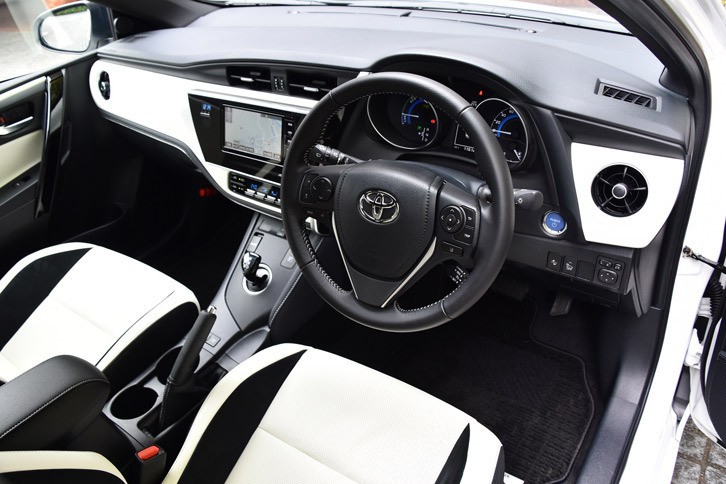 「ハイブリッド“Gパッケージ”」のインテリア。ダッシュボードの装飾パネルは合皮製で、内装色は黒と白のツートンとなっている。