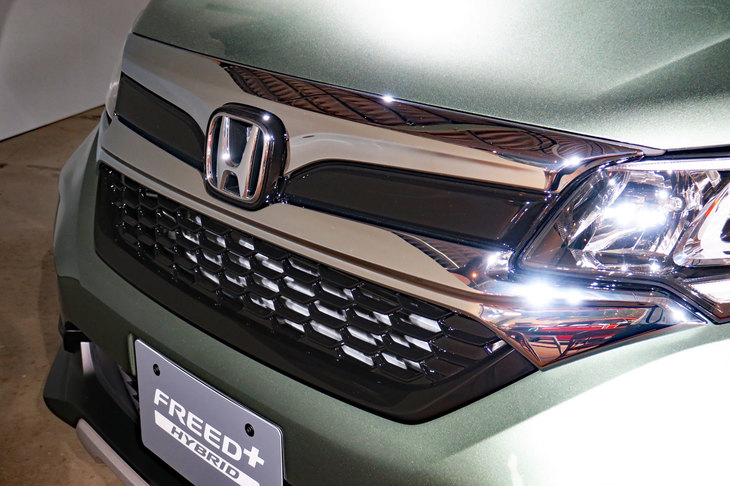 ホンダ・フリード＋ ハイブリッド クロスター ホンダアクセス用品装着車（4WD）(フロントグリル）