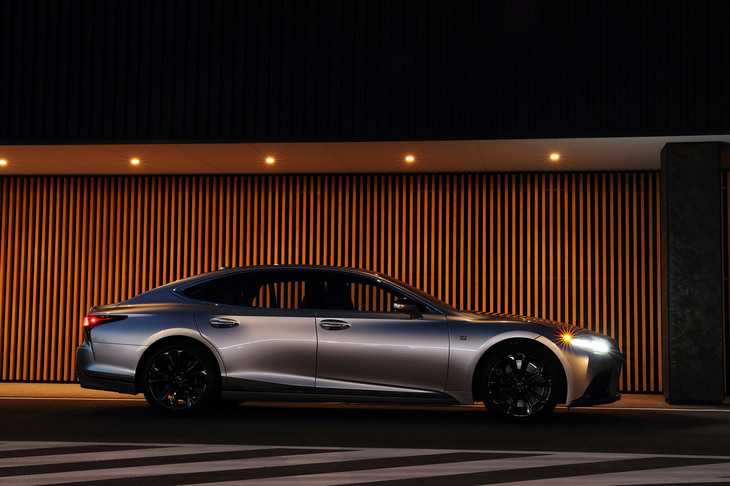 開発陣のもくろみ通り、大幅なコンフォート性能の向上を果たした「レクサスLS」。ドイツ勢のライバルと戦うべく、今後もさらなる進化に期待したい。