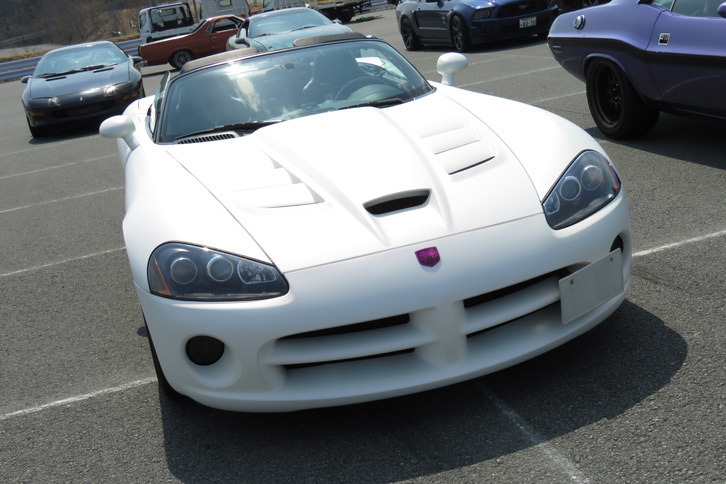 ちょっと試乗させていただいた2代目「バイパー」のコンバーチブル。2代目の中でも、ボンネットのデカいエアアウトレットが後期モデルの目印である。……合ってますよね？