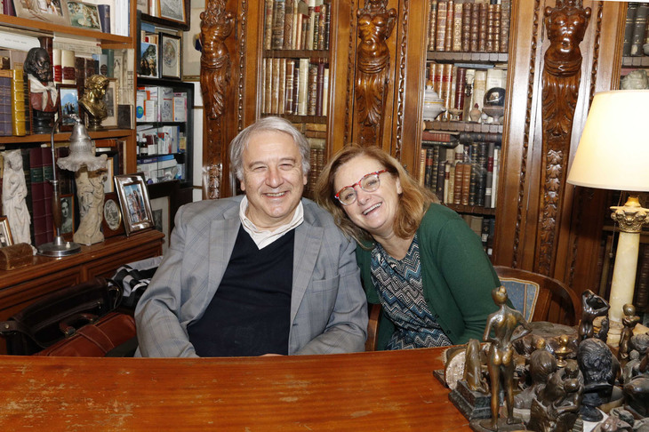 夫で医師のアルベルト（写真左）と。「若いころ、『500』のスピードは遅かったけど、そんなことはどうでもよかった。自由を獲得できたのだ」