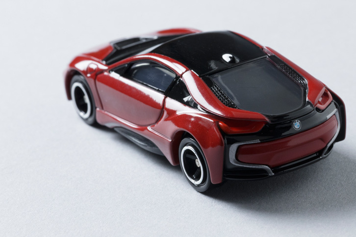 乗車定員は4人。ドアには上方に開く「シザー・ドア」が採用されている。（写真＝郡大二郎）