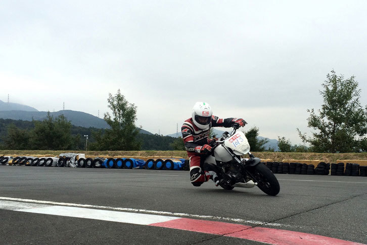 富士スピードウェイ・カートコースにて100ccのミニバイク「ホンダ・エイプ100」で特訓中。12年ぶりにバイクでサーキットを走り、翌日から1週間ほど、超筋肉痛で真っすぐ歩けなかった。