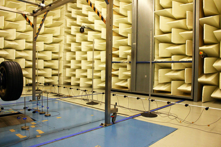ミシュランが所有する研究施設の中でも、太田サイトにしか存在しないという半無響室。タイヤノイズを測定する設備の多くは、自前で用意したワンオフのものという。