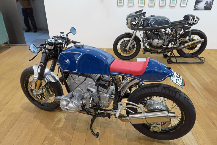 会場に展示された「BMW R100RS」のカスタムバイク（手前）と「BMW R75/5 Racer」（右奥）。