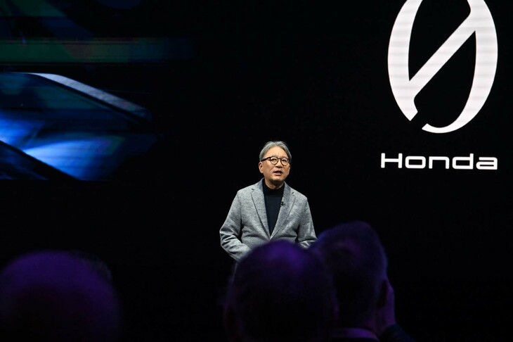 プレスカンファレンスにて「ホンダ0」シリーズを発表する本田技研工業の三部敏宏社長。「2040年までのラインナップの100％電動化」という目標を、あらためて強調していた。