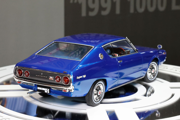 スタイリング上のアイデンティティーであるサーフィンラインもばっちり再現された、ハセガワの1/24「日産スカイライン ハードトップ2000GT-X」のリアビュー。半世紀前、1972年9月に通称“ケンメリ”こと4代目スカイラインがデビューした際のイメージモデルが、このブルーメタリックのハードトップ2000GT-Xだった。