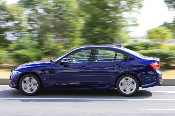 市街地の道を行く「318iスポーツ」。JC08モードの燃費値は、17.2km/リッター。