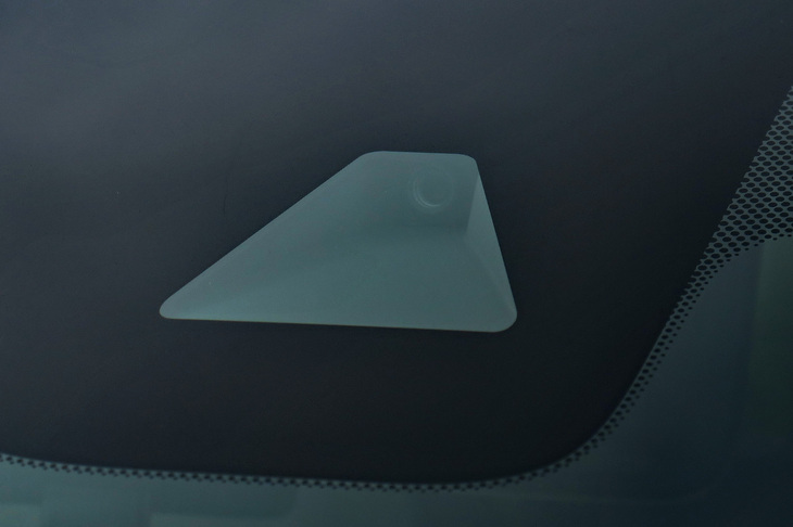 三菱eKクロスEV P（先進運転支援システムのカメラ）