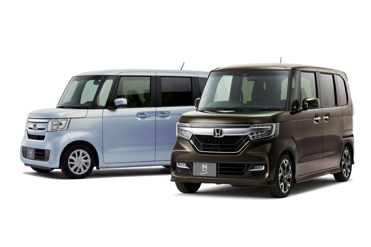 2代目「ホンダN-BOX」（左）と「N-BOXカスタム」（右）。軽自動車（届出車）、登録車問わず、今日本で一番売れているモデルとなっている。