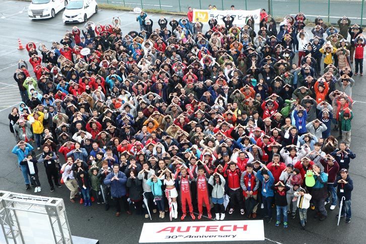 「AOG湘南里帰りミーティング2016」開催を記念して、参加者全員による記念撮影。頭上にオーテックの頭文字「A」のマークを作り、ニッコリ。