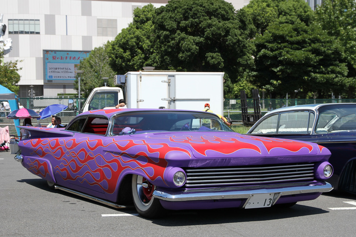 1959年シボレーをベースにルーフをチョップ（切り詰めて低くすること）し、フレイム（炎）を描いたカスタム。