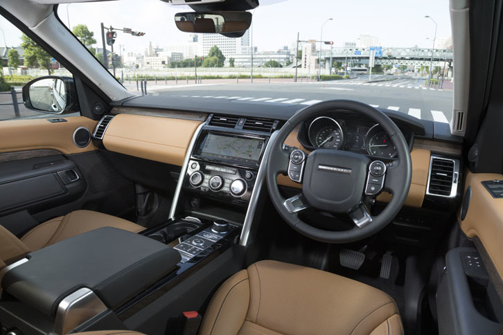 テスト車のインテリアカラーは「ナチュラルシャドーオーク」。ダッシュボードの前面やドアのインナーパネルなどに、本革がぜいたくに使用される。