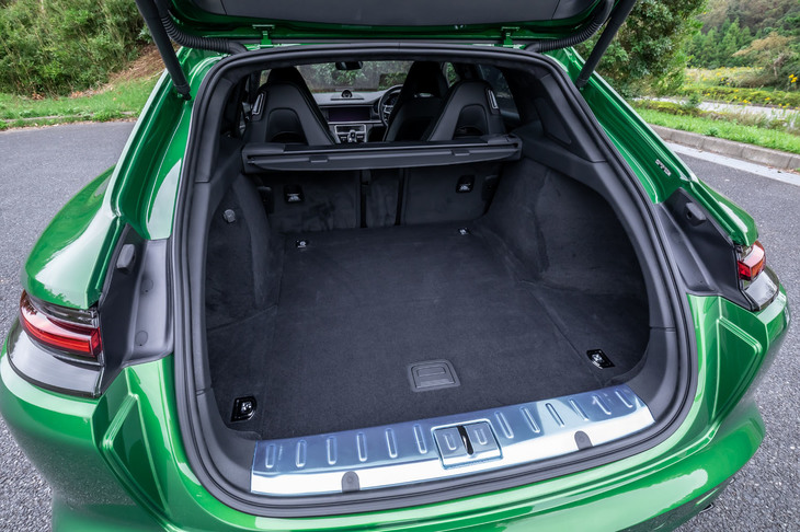 後席使用時の荷室容量は520リッター。セダンの「パナメーラ」よりも広い開口部を有す。