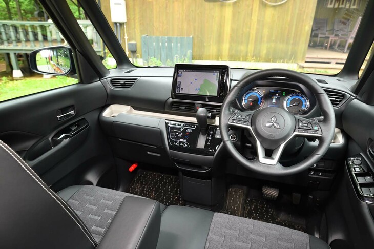 室内は軽スーパーハイトワゴンらしい広々とした雰囲気だ。視界のよさも見逃せないポイント。