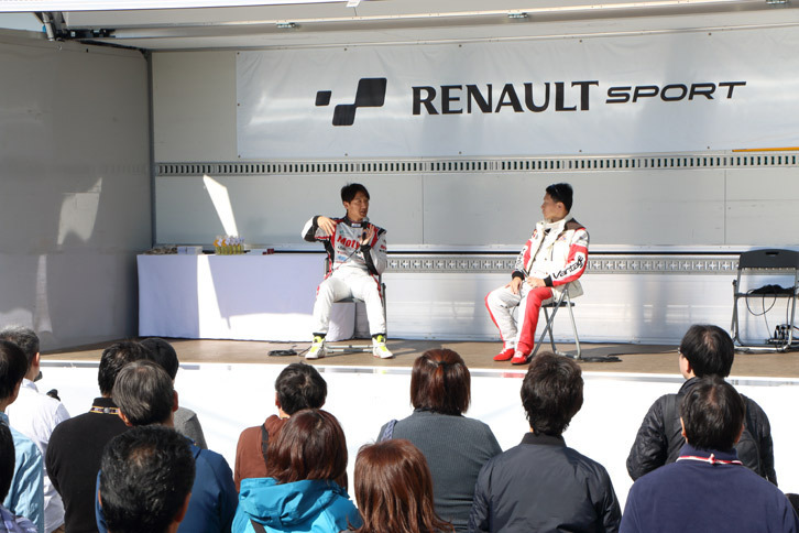 モータージャーナリストの桂 伸一氏とレーシングドライバー井出有治選手によるトークショー。サーキットでのルノースポールの魅力などが、プロドライバーの目線で語られた。