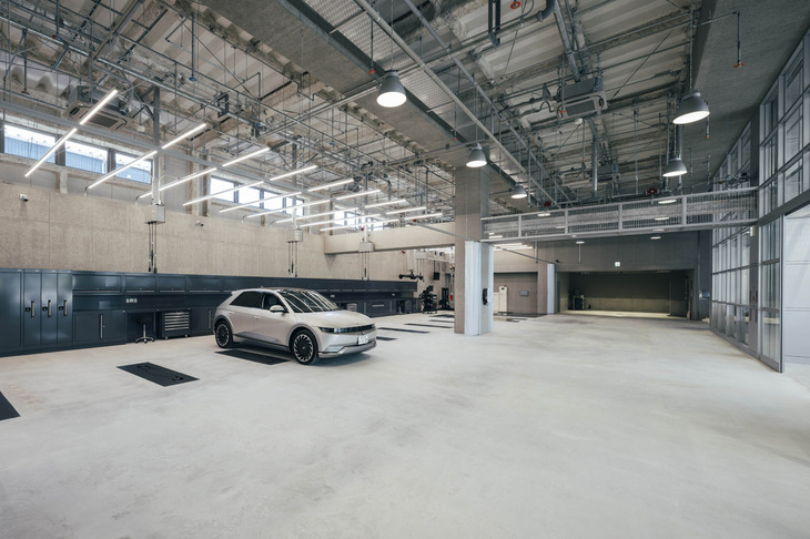 整備用リフトが4基配置されたピットエリア。電気自動車や燃料電池自動車専用の整備スペースで、ホイールアライメントやタイヤチェンジャー、ヒョンデ用のツール、駆動用バッテリーを脱着可能な設備機器が備わる。