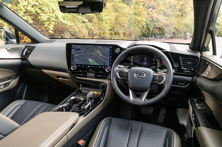 インテリアカラーは“オーバートレイル”専用の「モノリス」（一枚岩のような意味）。ブラックと彩度を抑えた黄土色を組み合わせている。