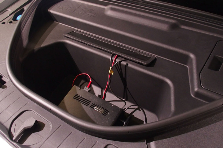 Q6 e-tronクワトロ（フロントトランク）