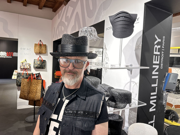 今回はフィレンツェの紳士ファッション見本市「ピッティ・イマージネ・ウオモ」が舞台である。デトロイトを拠点とする帽子デザイナー、ボスウェル・ハードウィック氏。