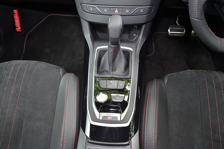 トランスミッションはトルクコンバーター式の6段AT。シフトセレクターの手前右側にスポーツモード選択スイッチがある。