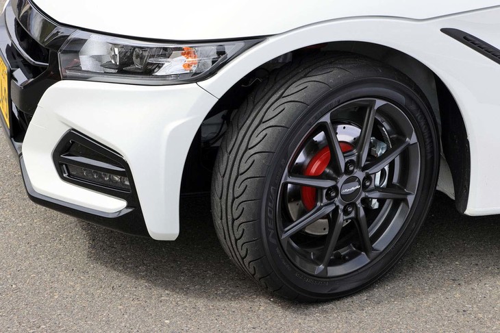 ステルスブラックに塗られた「S660モデューロX バージョンZ」専用ホイール。ホイールそのものの剛性の高さよりも、ホイールがしなることで得られる接地面圧の高さを重視し開発されている。