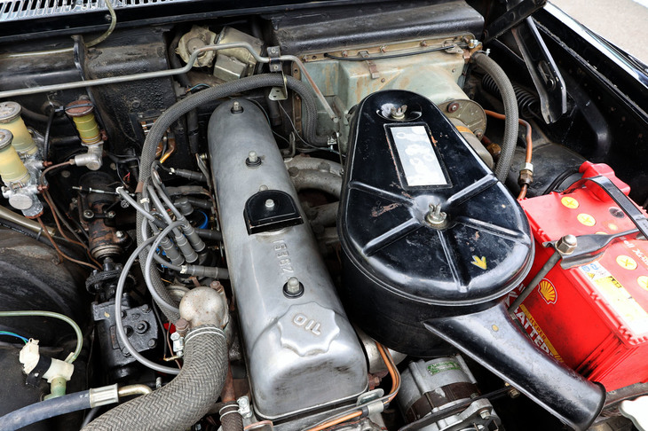 「プリンス・グランド グロリア」のG11型エンジン。「グロリア・スーパー6」や「スカイライン2000GT-A」などに積まれていた2リッター直6 SOHCのG7型を2.5リッターまで拡大したもので、日本初となる4バレルキャブレターを採用。1964年のデビュー当時、国産乗用車で最強の最高出力130PS/5200rpm（グロス値）を発生、4段（3段＋OT）MTを介しての最高速度は高級車としては異例に速い170km/hをうたった。