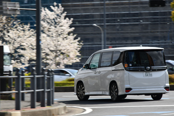 グレードはベーシックな「S-G」と上級仕様の「S-Z」の2種類。ともにガソリン車とハイブリッド車の双方に設定されるが、8人乗りが用意されるのはS-Gだけである。