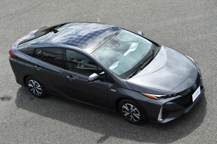 4代目の「プリウス」や燃料電池車の「ミライ」と同時進行で開発された、2代目「プリウスPHV」。2016年3月のニューヨーク国際オートショーでデビューした。