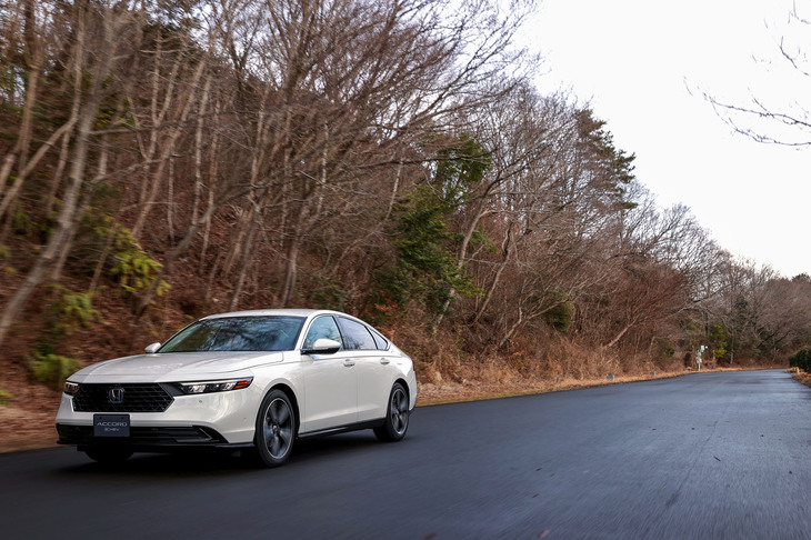 アダプティブダンパーはこれまでのヨーレートと前後G、横Gに、上下Gとロールレート、ピッチレートを加えた6軸のセンサーでコントロール。乗り心地の向上を図っている。