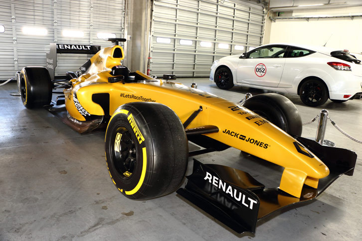ルノー・ジャポンのピットエリアでは、2016年シーズンを戦うF1マシン「RS16」（展示用）の姿が。