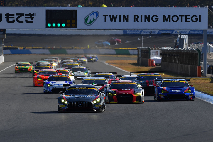GT300クラスは、No.11 GAINER TANAX AMG GT3を先頭に、戦いの火ぶたが切られた。