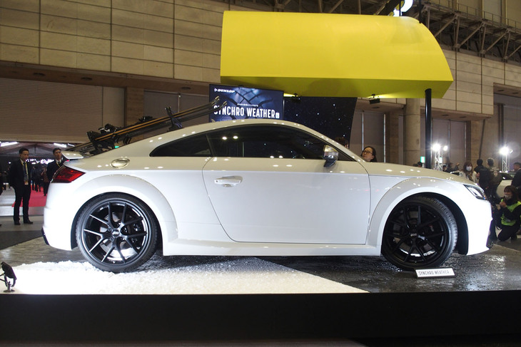 「ダンロップ・シンクロウェザー」を装着した「アウディTT RSクーペ ダンロップカスタム」。