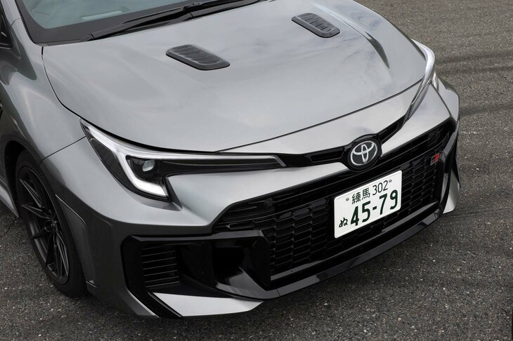 【トヨタGRカローラRZのスペック】
	ボディーサイズ：全長×全幅×全高＝4410×1850×1480mm／ホイールベース：2640mm／車重：1500kg／駆動方式：4WD／エンジン：1.6リッター直3 DOHC 12バルブ ターボ／トランスミッション：8段AT／最高出力：304PS（224kW）/6500rpm／最大トルク：400N・m（40.8kgf・m）/3250-4600rpm／タイヤ：（前）235/40R18 91W／（後）235/40R18 91W（ヨコハマ・アドバンエイペックスV601）／燃費：10.4km/リッター（WLTCモード）／価格：598万円
	
	【取材時の燃費データ】
	テスト距離：350.1km（市街地1：高速道路7：山岳路2）／使用燃料：--リッター（ハイオクガソリン）／参考燃費：9.7km/リッター（車載燃費計計測値）