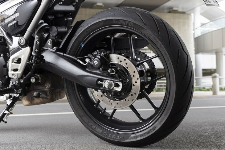 タイヤサイズは前が110/70R17、後ろが150/60R17。ドライ／ウエットの両方の性能を重視した、ピレリのロード用スポーツタイヤ「ディアブロ ロッソIII」が装着されていた。