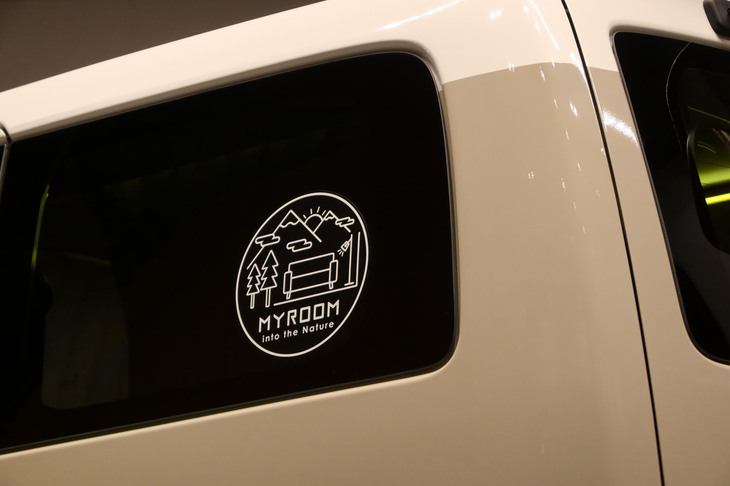 日産NV200バネットMYROOM（リアサイドガラスのMYROOMステッカー）