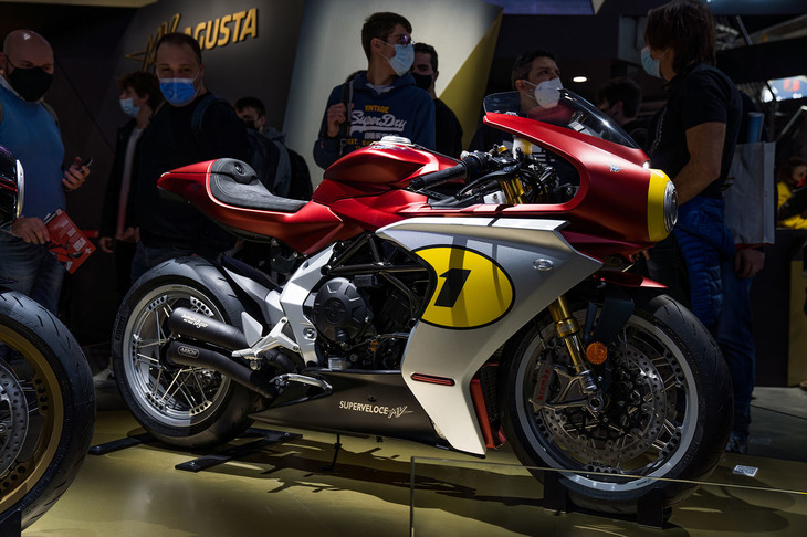 かつてMVアグスタを駆って多くのタイトルを手にしたレジェンドライダー、ジャコモ・アゴスチーニ。「Ago（アゴ）」のニックネームで親しまれた彼とMVアグスタは、これまでも何度となくコラボレーションモデルを発表してきた。その最新版となるのが、この「スーパーベローチェ・アゴ」だ。311台限定のこのモデルには、アゴによる直筆サインに加え、特別デザインの燃料タンクキャップにシリアルナンバーも採用。かつてアゴが駆ったワークスレーサーのような、滑らかな曲線のサイレンサーも装備される。