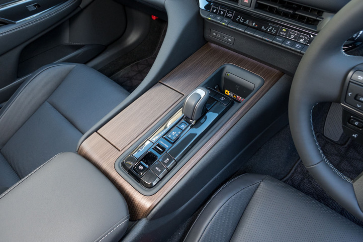ドライブモードセレクターはシフトレバーの後方にレイアウト。後席の乗り心地を優先する「リアコンフォート」モードが新しい。
