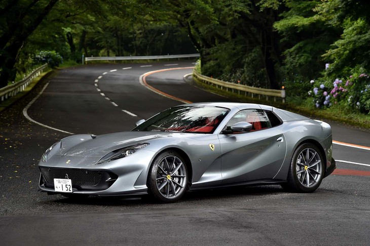 【フェラーリ812GTSのスペック】
	ボディーサイズ：全長×全幅×全高＝4693×1971×1278mm／ホイールベース：2720mm／車重：1600kg（乾燥重量）／駆動方式：FR／エンジン：6.5リッターV12 DOHC 48バルブ／トランスミッション：7段AT／最高出力：800PS（588kW）/8500rpm／最大トルク：718N・m（73.3kgf・m）/7000rpm／タイヤ：（前）275/35ZR20 102Y／（後）315/35ZR20 106Y（ミシュラン・パイロットスポーツ4 S）／燃費：12.9リッター/100km（約7.7km/リッター、WLTC複合サイクル）／価格：4523万4000円
	
	【取材時の燃費データ】
	テスト距離：242.2km（市街地1：高速道路7：山岳路2）／使用燃料：50.5リッター（ハイオクガソリン）／参考燃費：4.8km/リッター（満タン法）