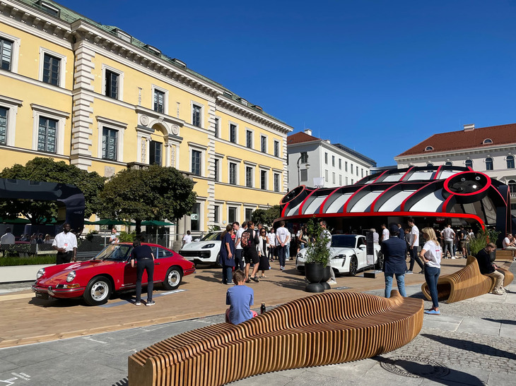 「911」の巨大なオブジェに迎えられるポルシェブース。911の60周年を祝う装い。