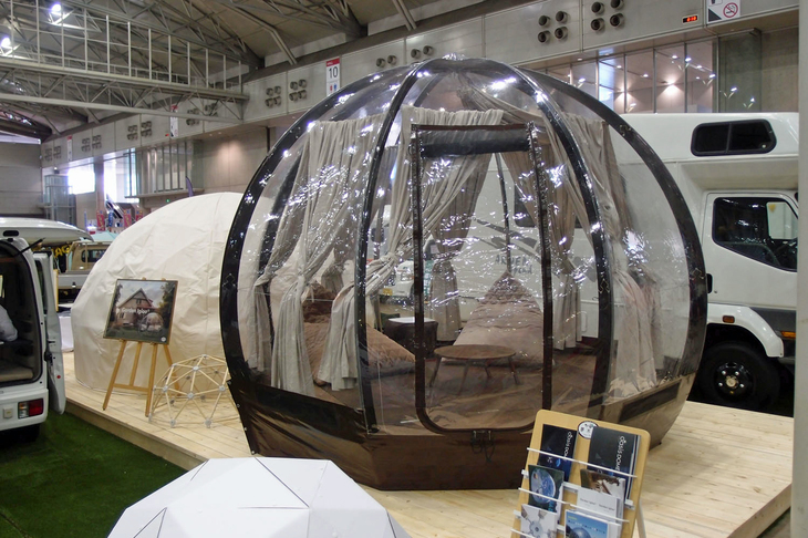 会場には、大型のテントやドームハウスも展示され、快適なアウトドアライフが提案されていた。写真手前は「オアシスドーム」と呼ばれる4人用の製品で、価格は172万8000円。