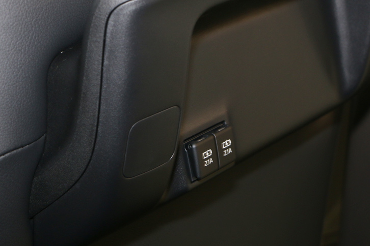 運転席側のシートバックには、充電用のUSB端子が2つ備わる。