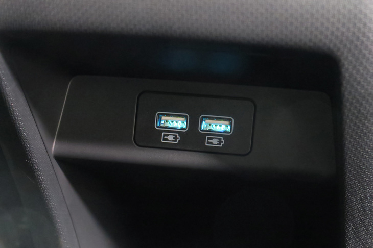 BYDアットスリー（後席用USBポート）