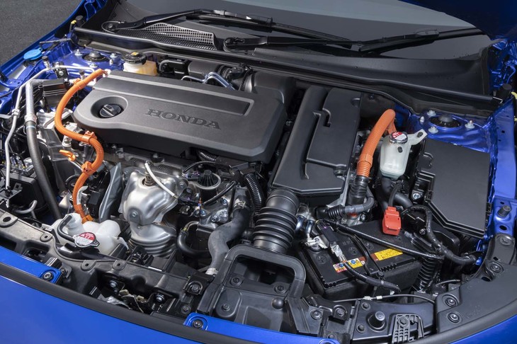 直噴化とアトキンソンサイクル化によって燃費と走りの楽しさを両立したという新開発の2リッターエンジン。最大熱効率は41％にも達する。