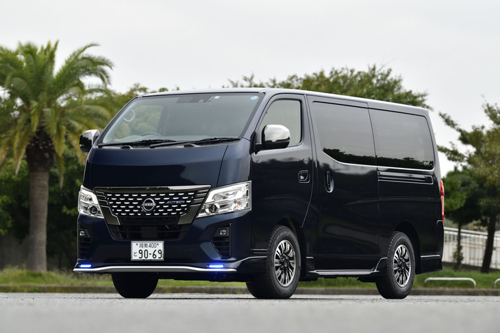 2022年7月に登場した「日産キャラバン」のカスタムカー「キャラバンAUTECH」。仕事でもプライベートでも、こだわりの一台を求める人に向けて開発されたプレミアムモデルとうたわれる。
