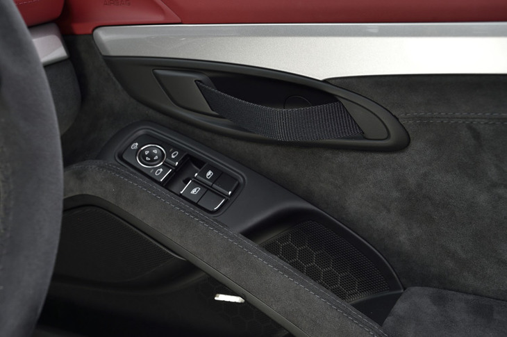 ドア内側の開閉ノブは「911 GT3 RS」などと同様に簡素なストラップ式。カラーはブラック（写真）のほか、イエロー、レッド、グレーの全4色が設定されている。