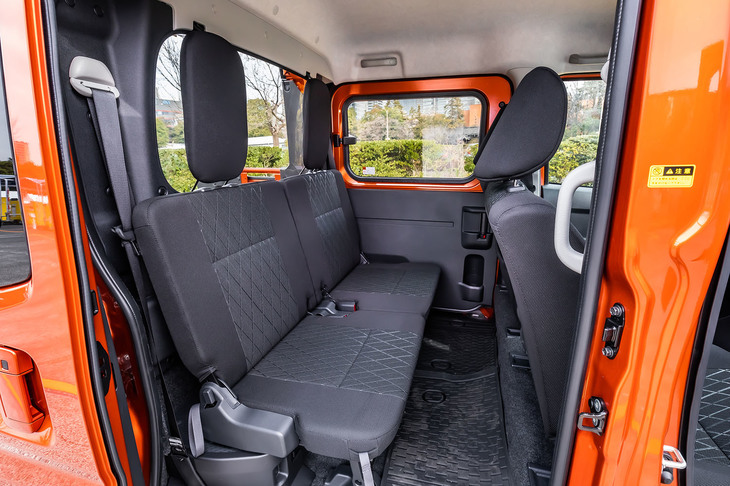 後席ドアはスライド式。後席は背もたれがほとんど垂直のまま、１mmもリクライニングしない。すぐ後ろに荷台があるんだから当たり前だ。