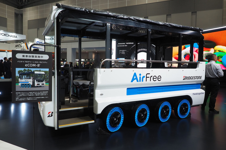 空気充てんが要らない次世代タイヤ「AirFree」を装着したバスタイプのグリーンスローモビリティー「Boule Baas（ブールバース）」。